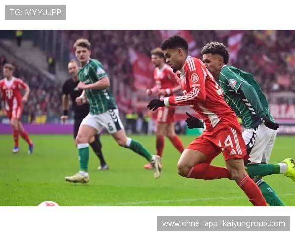 首战就封神？球迷：德甲要被小胖统治了！，德甲胖子前锋